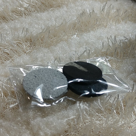 NEW Locket Necklace Aroma Oil Diffuser Leaf Charm Filigree Pendant Silvertone - Picture 4 of 4